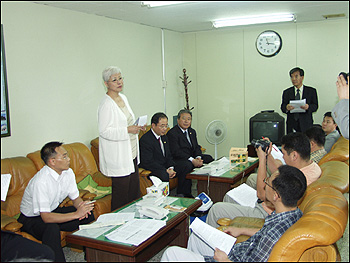 로버트 김이 여수시민들에게 보내온 감사의 편지를 부인 장명희씨가 전하고 있다. 